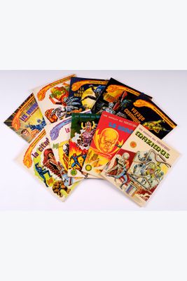 une pile de bandes dessinées empilées les unes sur les autres sur une table