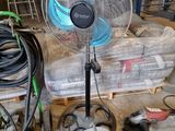 une photo d'un ventilateur posé sur une palette
