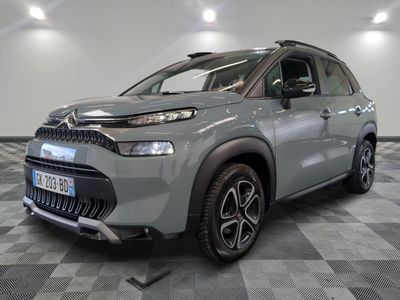 Le nouveau SUV Citroën est garé dans le showroom.