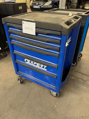 un gros plan sur une caisse à outils bleue à roulettes dans un garage