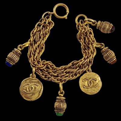 un bracelet en or orné de breloques sur fond noir