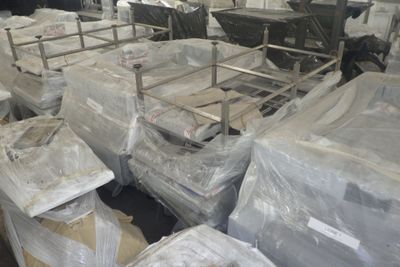 beaucoup de matelas emballés dans du plastique