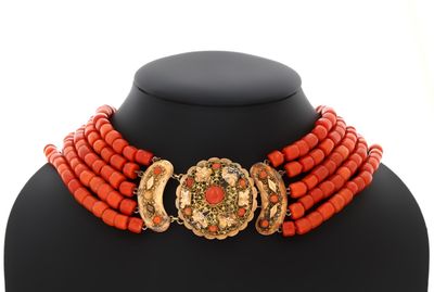 gros plan d'un collier sur un mannequin mannequin