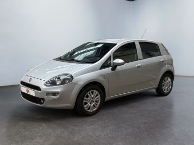 la petite voiture argentée est garée dans une grande pièce