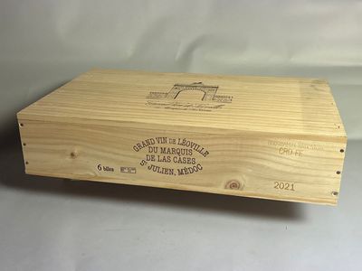 une boîte en bois avec une étiquette posée sur une table