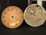 deux horloges placées l'une à côté de l'autre sur une table