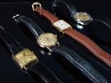 Plusieurs modèles de montres sont alignés sur une surface noire