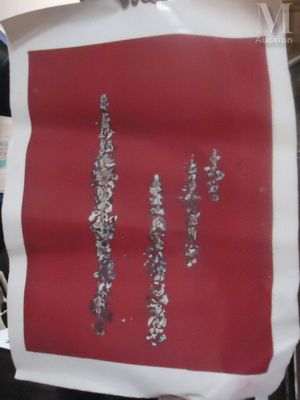 une personne tenant un morceau de papier recouvert d'une feuille d'argent