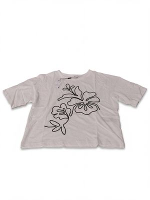 un t-shirt blanc avec un motif floral sur le devant