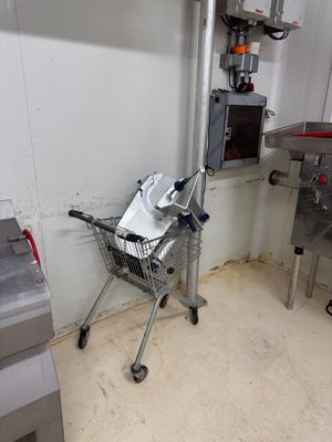 un petit caddie dans une cuisine, avec une machine en arrière-plan