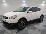 La Nissan RAV blanche est garée dans une grande pièce