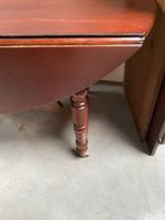 TABLE à volets en chêne patiné posant sur six pieds. (photo 2)