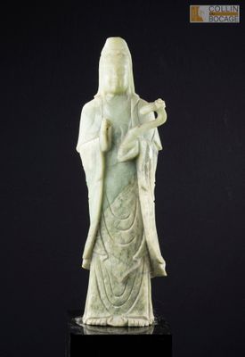 l'image d'une statue de femme tenant un oiseau