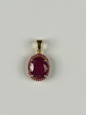 un pendentif ovale en rubis orné de pierres roses sur fond blanc