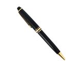 un stylo noir et or posé sur une surface blanche
