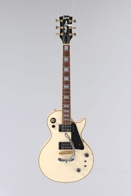 un gros plan d'une guitare électrique blanche sur fond blanc