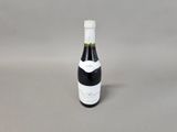 une bouteille de vin posée sur une table