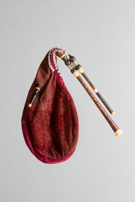un sac contenant un tuyau, suspendu à un crochet