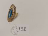 une bague en or avec une pierre bleue au centre