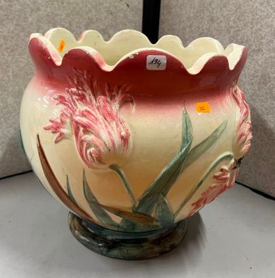 un vase posé sur une table, sur lequel est accrochée une étiquette