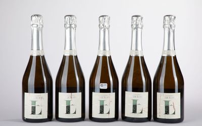 six bouteilles de vin sont alignées dans une rangée