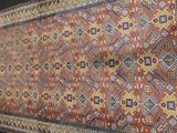 une photo d'un grand tapis oriental exposé dans un musée