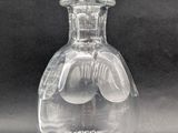 une bouteille en verre transparent munie d'un bouchon transparent