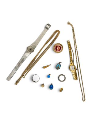 un assortiment de bijoux comprenant une montre, un bracelet, une bague et d'autres articles