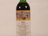 l'image d'une bouteille de vin posée sur une table