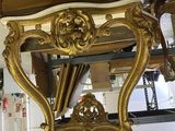 une table dorée surmontée d'un miroir
