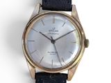 une montre posée sur un bracelet en cuir noir