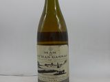 une bouteille de vin posée sur une table