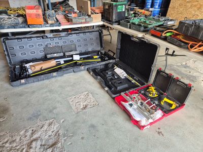une caisse à outils avec des outils sur le sol