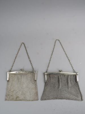 deux sacs à main en maille argentée avec des anses en chaîne