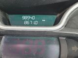 un gros plan sur le tableau de bord d'une voiture avec un compteur de vitesse