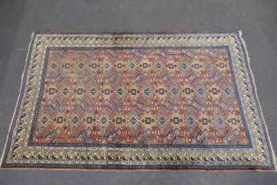 Tapis mécanique en laine à décor de médaillons et motifs géo…