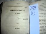 un livre sur lequel est posé un bout de papier
