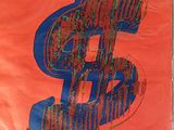 peinture représentant le symbole du dollar sur un fond orange, avec une inscription en bleu