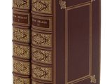 deux livres sont empilés l'un sur l'autre sur une surface blanche
