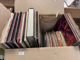 une boîte en carton remplie de disques de différentes couleurs