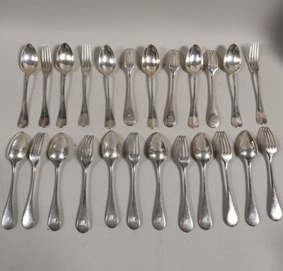 beaucoup de cuillères et de fourchettes en argent sur la table
