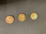 quatre types de pièces différents sont présentés sur une surface noire
