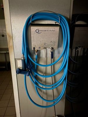 un tuyau bleu fixé au mur d'une cuisine