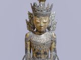 l'image d'une statue représentant une personne assise en position de lotus