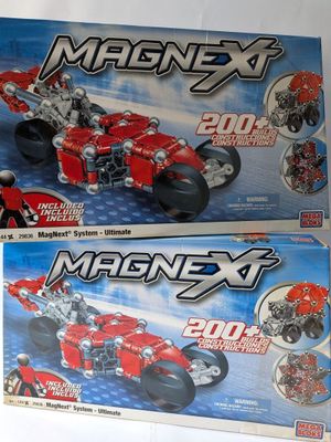 deux boîtes de legos posées sur une table