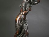 statue en bronze représentant une femme portant un panier sur la tête