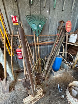 tout un tas d'outils qui traînent dans une remise