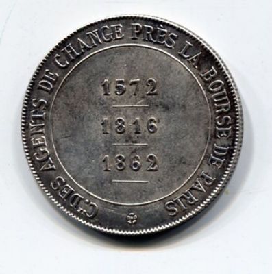 gros plan d'une pièce de monnaie sur une surface blanche avec un fond blanc