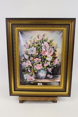 peinture représentant un vase de fleurs posé sur une table, sur fond blanc