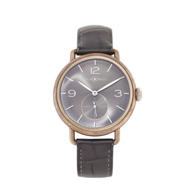 gros plan d'une montre sur fond blanc avec un bracelet marron